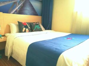 Giường trong phòng chung tại Pai Hotel Zhangjiakou North Mingde Road