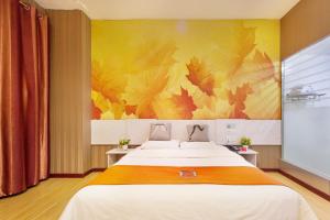 เตียงในห้องที่ Pai Hotel Zhanjiang Xuwen