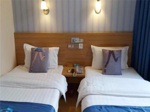 เตียงในห้องที่ Pai Hotel Zhanjiang Xuwen