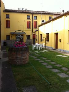 a garden with a fountain in the middle of a building at Albergo Airone in Ostellato