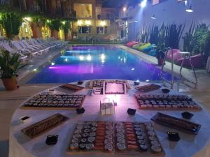 Bazén v ubytování Hotel Los Angeles Granada nebo v jeho okolí