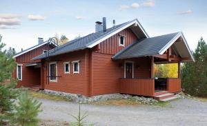 una casa de madera con techo negro en Holiday Club Ähtäri Cottages, en Ähtäri