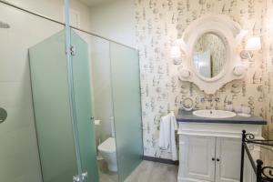 Koupelna v ubytování Gr Suites Boutique Alcazaba + 37 fotografií