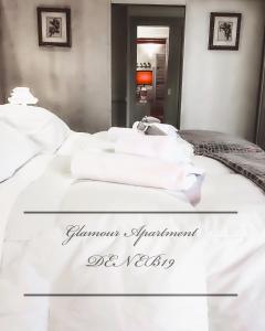 ヴェローナにあるDENEB 19 Apartmentのベッドルーム1室(白いシーツが備わるベッド2台付)