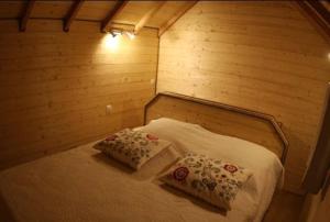 Postel nebo postele na pokoji v ubytování Les Cabanes en Provence