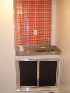 La salle de bains est pourvue d'un lavabo et d'un miroir. dans l'établissement Studio Copacabana, à Rio de Janeiro