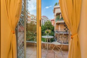 Habitación con vistas a un balcón con mesa y sillas. en Valla18 Guesthouse, en Roma