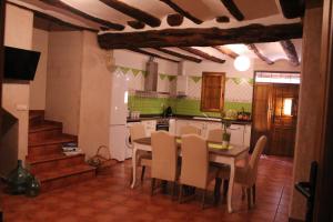uma cozinha com mesa e cadeiras num quarto em Casa Rural Majico em Puebla de San Miguel