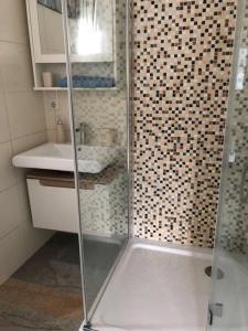 a bathroom with a shower and a sink at Nordsee-Lilie in Wilhelmshaven