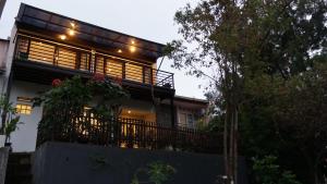 una casa con luci sopra una recinzione di De Reiz Villa Kesuma Syariah a Bandung