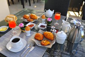 バロンにあるLe mas de Claryのクロワッサンとオレンジジュースの朝食付きのテーブル