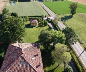 una vista aérea de una casa con un campo y árboles en VIGORSO 41 COUNTRY HOUSE, en Budrio