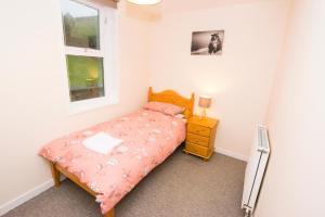 En eller flere senge i et værelse på Bayview Self-Catering, Lerwick