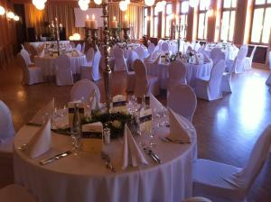 a room full of tables and chairs with white table cloth at Achkarrer Krone in Achkarren