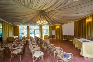 The business area and/or conference room at Relais Leon d'Oro