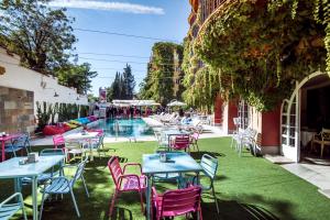 A restaurant or other place to eat at Los Angeles Hotel & Spa