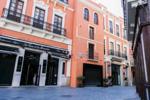 un grupo de edificios en una calle de la ciudad en Sercotel Las Casas de los Mercaderes, en Sevilla