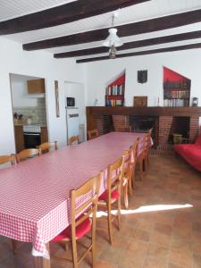 Saint-Félix-de-Lunel的住宿－Gite de Carboniès，用餐室配有粉红色的桌子和椅子