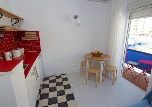 マルベーリャにあるHotel Finlandiaの小さなキッチン(小さなテーブル、椅子付)
