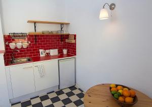 a kitchen with a table and a basket of fruit at Hotel Finlandia in Marbella