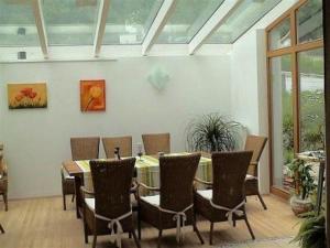 uma sala de jantar com mesa e cadeiras em Zum Horizont em Deggendorf