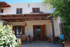 zewnętrzny widok na dom z patio w obiekcie Confortevole casa vacanza w mieście Stintino