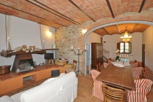 a living room with a couch and a fireplace at Villa Castiglione by PosarelliVillas in Contignano