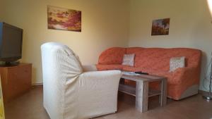 Posezení v ubytování Haus Annegrete mit überdachter Terrasse zum Garten