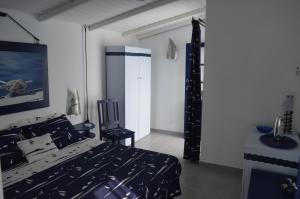 una camera con un letto bianco e nero e un lavandino di Yacht Club Sal a Palmeira
