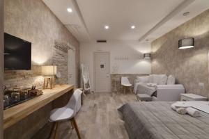 ローマにあるルレ バルベリーニのベッドルーム1室(ベッド1台付)、リビングルームが備わります。