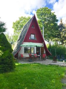 SchönebergにあるFerienhaus im Nationalpark Unteres Odertalの茅葺き屋根の赤白家屋