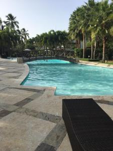 basen z palmami w ośrodku w obiekcie Apartment Balcones Del Atlantico w mieście Las Terrenas