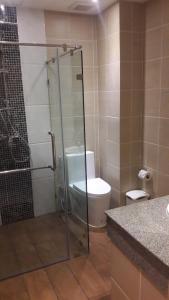 Un baño con inodoro y ducha de cristal. en Tolmaj Family Apartment, en Ao Nang Beach 22 fotos más