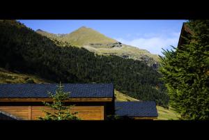 Vista generica sulle montagne o vista sulle montagne dall'interno dell'appartamento