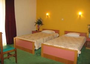 
A bed or beds in a room at Hotel Orfeas

