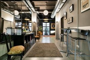 Reštaurácia alebo iné gastronomické zariadenie v ubytovaní Fira Apartments by gaiarooms