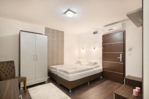 Posteľ alebo postele v izbe v ubytovaní Paulay Downtown Apartments