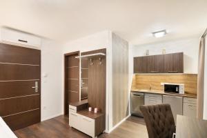 Kuchyňa alebo kuchynka v ubytovaní Paulay Downtown Apartments