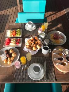 einen Tisch mit Frühstücksteller auf einer Terrasse in der Unterkunft Caixa D'aço Exclusive Hotel in Porto Belo + 37 Fotos