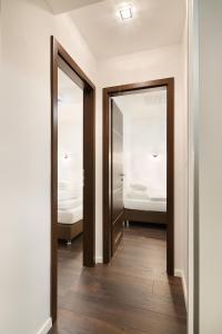 Posteľ alebo postele v izbe v ubytovaní Paulay Downtown Apartments