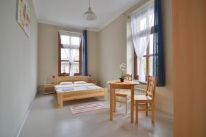 salon z łóżkiem, stołem i krzesłami w obiekcie Dom Turysty PTTK w Bielsku - Białej w Bielsku Białej