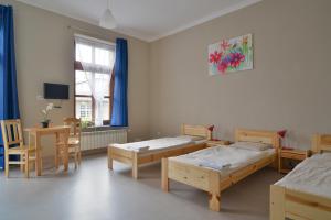 Łóżko lub łóżka w pokoju w obiekcie Dom Turysty PTTK w Bielsku - Białej