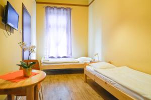 Łóżko lub łóżka w pokoju w obiekcie Dom Turysty PTTK w Bielsku - Białej