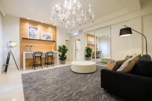 un soggiorno con divano e tavolo di Metropol Ceccarini Suite - Luxury apartments a Riccione