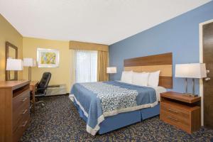 En eller flere senge i et værelse på Days Inn by Wyndham Raleigh-Airport-Research Triangle Park