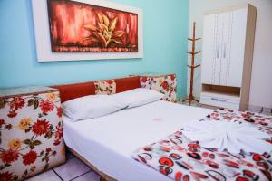a small bedroom with a bed at Hotel Aliança in Vila Velha