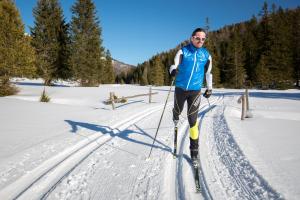 un hombre está esquiando en la nieve en Biobauernhof Tonimörtl, en Mariapfarr