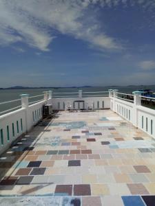 balcone di un edificio con vista sull'acqua di HOTEL SUPER 888 a Tanjung Balai Karimun