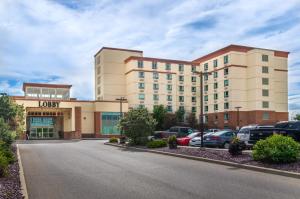 ein Hotel mit Autos auf einem Parkplatz in der Unterkunft Deerfoot Inn and Casino in Calgary