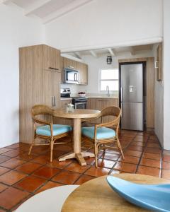 Una cocina o zona de cocina en Windjammer Landing Resort and Residences